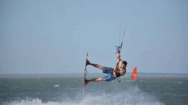 BLAGOVESCHENSKAYA, ANAPA / RUSSIE - 08 AOÛT 2015. Kite surf à Blagoveschenskaya . — Photo