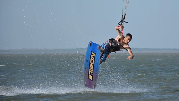 Blagoveschenskaya, Anapa / Rusland - 08 augustus 2015. Kite surfen in Blagoveschenskaya. — Stockfoto