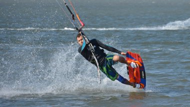 Blagoveschenskaya, Anapa / Rusya - 08 Ağustos 2015. Uçurtma sörfü Blagoveschenskaya içinde.