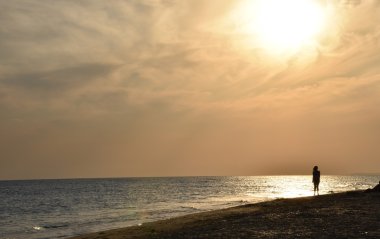 Deniz günbatımı bir plajda