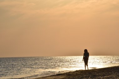 Deniz günbatımı bir plajda