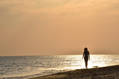 Deniz günbatımı bir plajda