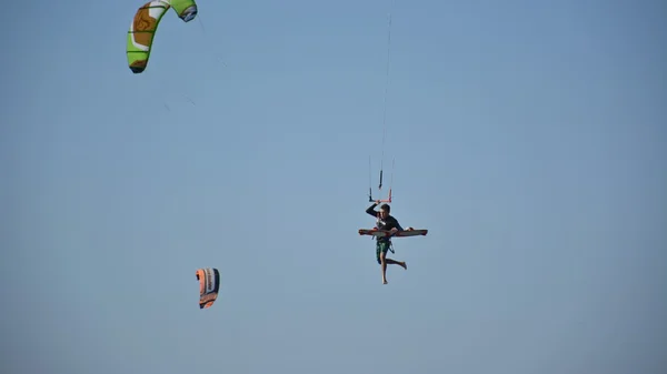 BLAGOVESCHENSKAYA, ANAPA / RUSSIA - AUGUST 08, 2015. Kite surfing in Blagoveschenskaya. — Stock Photo, Image