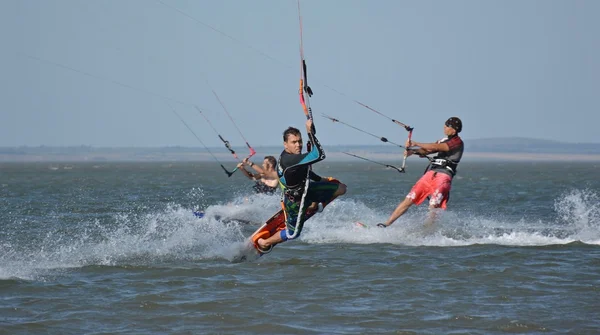 Blagoveschenskaya, Anapa / Rusland - 08 augustus 2015. Kite surfen in Blagoveschenskaya. — Stockfoto