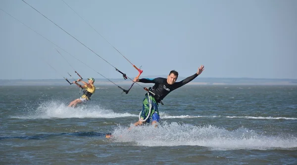 BLAGOVESCHENSKAYA, ANAPA / RUSSIA - AUGUST 08, 2015. Kite surfing in Blagoveschenskaya. — Stock Photo, Image