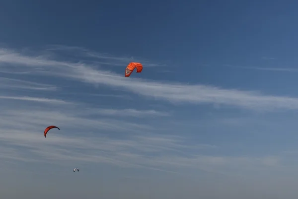 Blagoveschenskaya, Anapa / Ryssland - den 22 augusti, 2015. Kitesurfing i Blagoveschenskaya. — Stockfoto