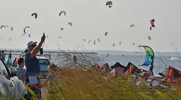 Blagoveschenskaya, Anapa / Rusland - 22 augustus 2015. Kite surfen in Blagoveschenskaya. — Stockfoto
