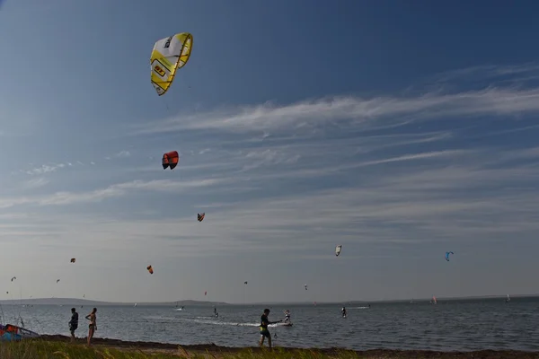 BUGAZS=A KOSA, BLAGOVESCHENS=A, ANAPA / RÚSSIA - 22 de agosto de 2015. Kite surf em Blagoveschenskaya . — Fotografia de Stock