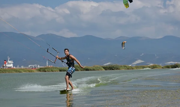 NOVOROSSIYSK / RUSSIA - SEPTEMBER 06, 2015. Kite surfing in Novorossiysk in Salt lake. — Stock Photo, Image