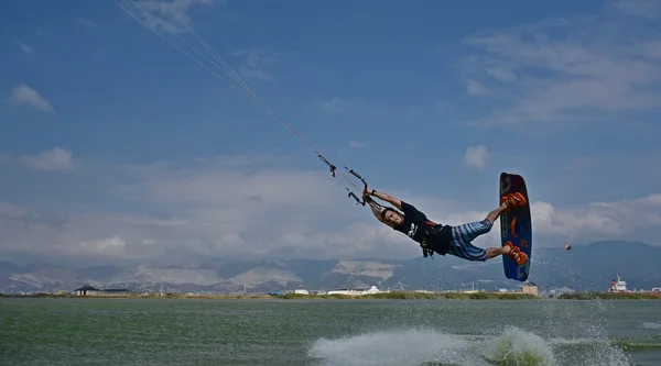 Novorossiysk / russland - 06. September 2015. Kitesurfen in novorossiysk im Salzsee. — Stockfoto