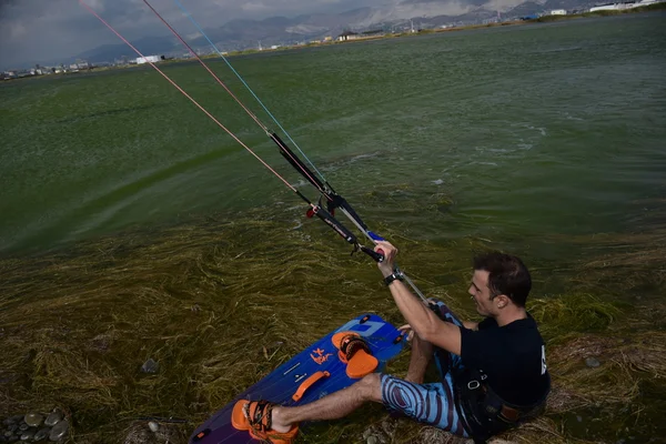 NOVOROSSIYSK / RÚSSIA - 06 de setembro de 2015. Kite surf em Novorossiysk em Salt lake . — Fotografia de Stock