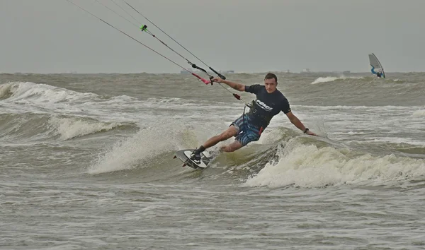 PRIAZOVSKIY, EYSK / RÚSSIA - 12 de setembro de 2015. Kite surf no mar de Azov . — Fotografia de Stock