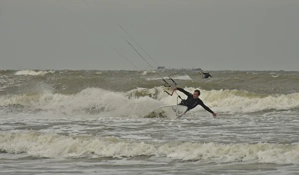 Priazovskiy, Eysk / Rusland - September 12, 2015. Kite surfen in de zee van Azov. — Stockfoto