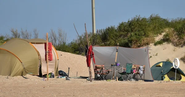 BLAGOVESCHENS=A, ANAPA / RÚSSIA - 17 de setembro de 2015. Kite escola e acampamento, vida kiters e limpeza em um ponto de pipa . — Fotografia de Stock