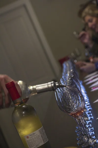 Şarap tadımı ve dökme