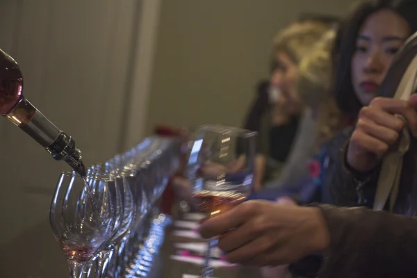 Şarap tadımı ve dökme