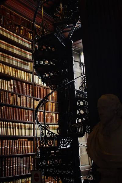 Spiral Starecase ile Eski Antik Kütüphane
