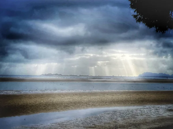 Cennet Okyanusun Üzerinde Işınlanıyor