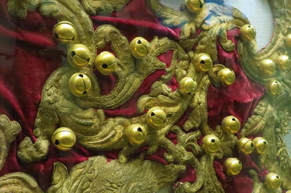 Altın işlemeli Çanlar ve Kırmızı Kadife