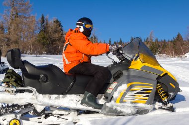 Kar motosikletinde bir atlet.