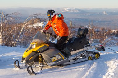 Kar motosikletinde bir atlet.