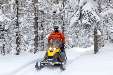 Kar motosikletinde bir atlet.