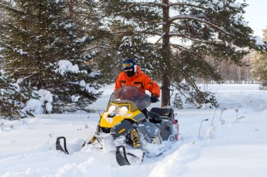 Kar motosikletinde bir atlet.