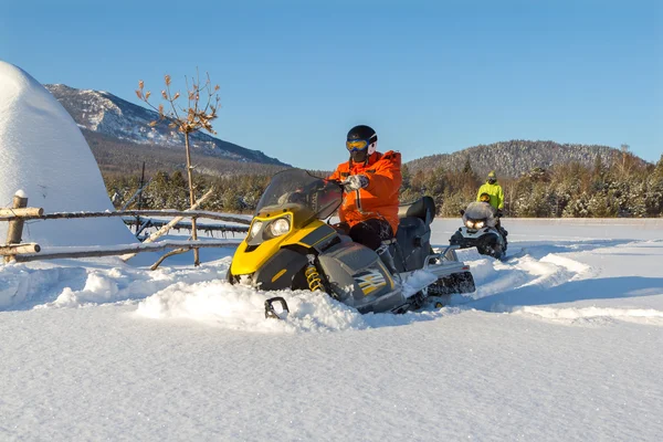 Atleta em uma moto de neve. — Fotografia de Stock