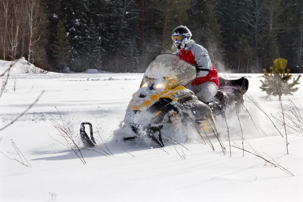 Atleta em uma moto de neve. — Fotografia de Stock