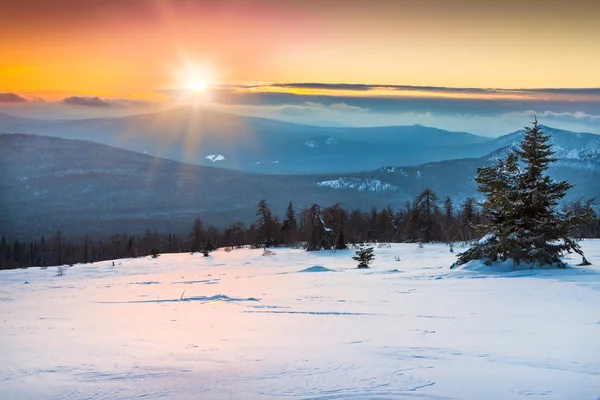 Talvi vuorilla — ilmainen valokuva kuvapankista