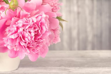 Bir buket pembe şakayık.