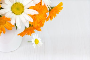 Papatya ve marigolds oluşan