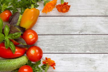 ahşap zemin üzerinde sebze.