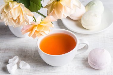 Narin güller, çay ve marşmelovlu bir fincan..