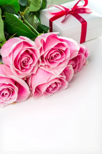 Bouquet Roses Coeurs Sur Fond Blanc Carte Saint Valentin — Photo