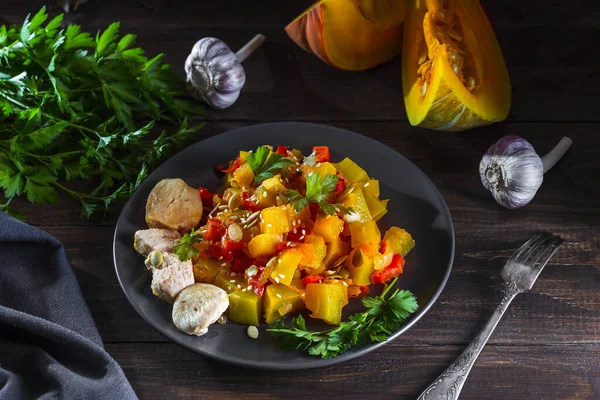 Kippenborst Pompoenstoofpot Met Paprika Tomaten Sesamzaad Pompoenpitten Gegarneerd Met Peterselie — Stockfoto