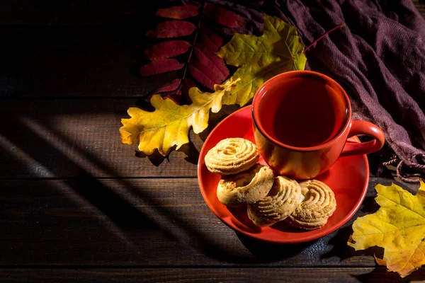 Осінній Чай Печивом Осіннє Листя Дерев Яному Столі — стокове фото