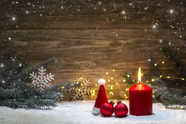 İçinde çelenk ve Noel süsleri olan bir Noel kartı. Boşluğu kopyala.