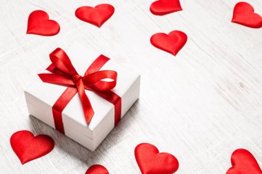 Sevgililer Günü geçmişi. - Evet. Hediye ve kırmızı kalplerle, üst manzara. San Valentine ve aşk konsepti.