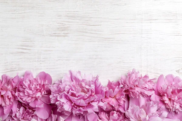 Strauß Rosa Pfingstrosen Auf Einem Holztisch Geschenk Zum Valentinstag — Stockfoto