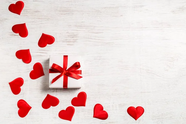 Valentijnsdag Achtergrond Met Geschenk Rode Harten Bovenaanzicht San Valentine Het — Stockfoto