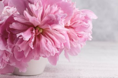 Bir buket pembe şakayık.