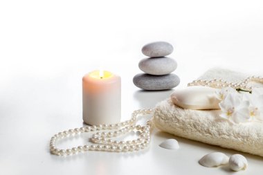 Havlu ve orkideyle resim.