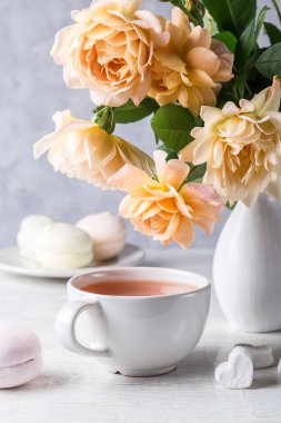 Narin güller, çay ve marşmelovlu bir fincan..