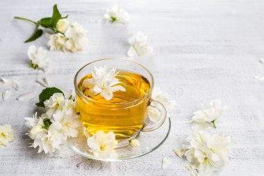 Yasemin çayı, tahtadan bir fincanda..