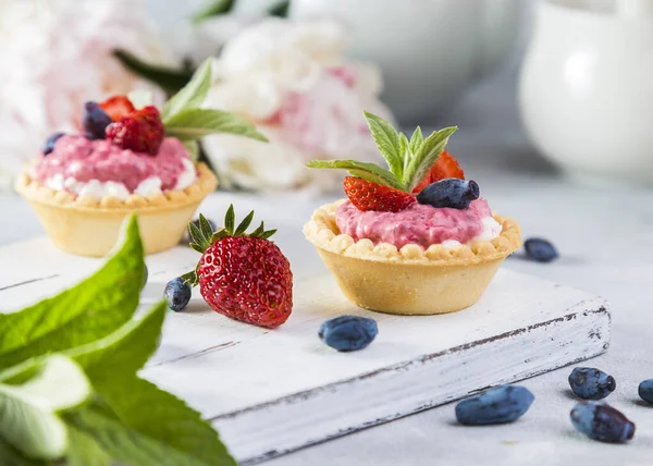 Tartlets Cottage Cheese Berry Yogurt Strawberries Honeysuckle — Stock Photo, Image