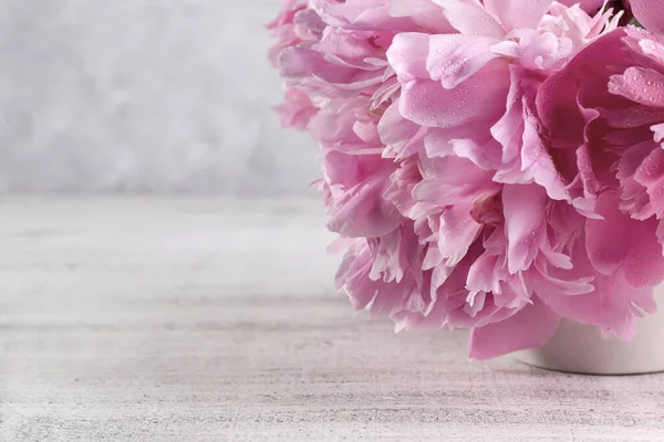 Букет Розовых Пионов Вазе Деревянном Столе Gift Valentine Day — стоковое фото