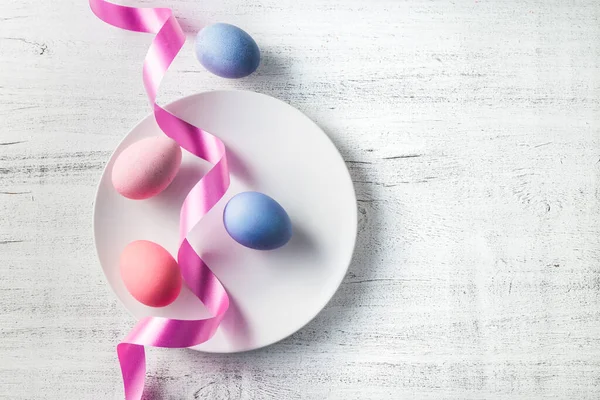 Feliz Pascua Huevos Colores Tradicionales Sobre Fondo Madera Copiar Espacio —  Fotos de Stock