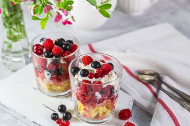 Kek, ahududu, üzümlü, kirazlı ve dondurmalı tatlı..