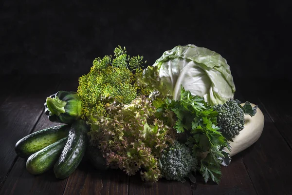 Verse Groene Groenten Een Houten Tafel — Stockfoto